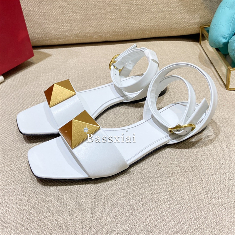 Big Rivet Buckle Decor Sandals - Leatherwork Rivets recension och pris