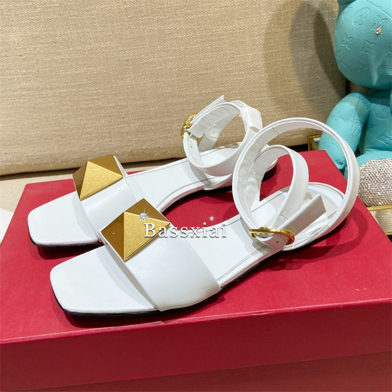 Big Rivet Buckle Decor Sandals - Leatherwork Rivets recension och pris