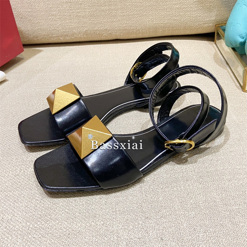 Big Rivet Buckle Decor Sandals - Leatherwork Rivets recension och pris
